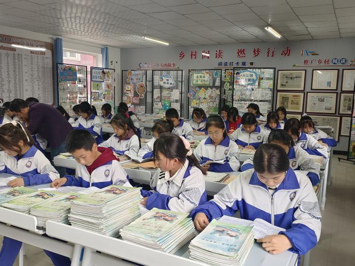 寧夏“護苗”行動深耕鄉村教育 沙地邊...